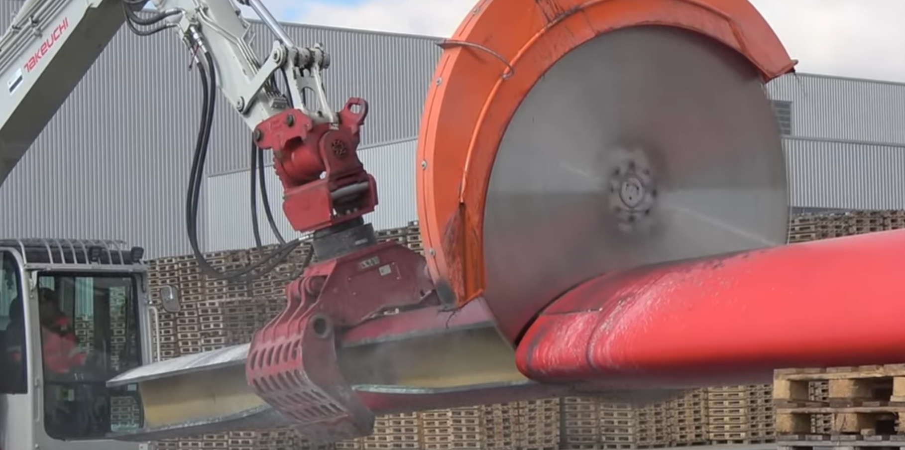 Cut through all the layers Efficiently cut windturbine blades with large blades and <br>Echidna high-performance excavator saws